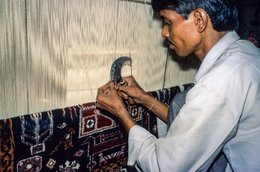 Agra;-Carpet;-Crafts;-Craftsman;-Craftsmanship;-Curved-blade;-Geometric-patterns;-Hand-knotted-carpet;-India;-Kaleidos;-Kaleidos-images;-La-parole-à-limage;-Labour;-Loom;-Stories-Pictures;-Tarek-Charara;-Uttar-Pradesh;-Warp;-Weaver;-Weaving